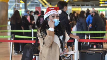 Una viajera en el aeropuerto de Madrid-Barajas, el pasado 23 de diciembre.