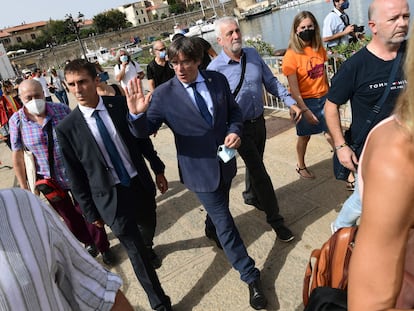 El 'expresident' Carles Puigdemont saluda el pasado sábado en Cerdeña.