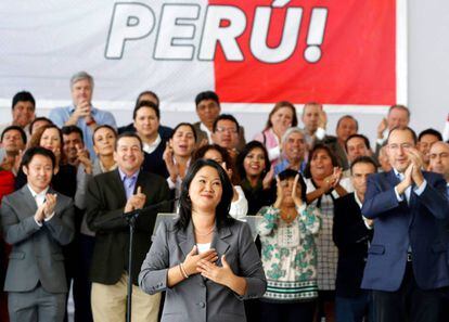 Keiko Fujimori junto a un grupo de congresistas tras el fin de su campaña, en junio.