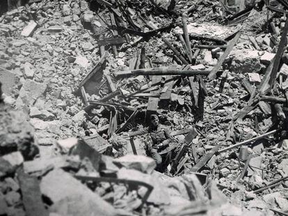 Un soldado nazi comprobando el cráter de una de las bombas de los 'stukas'. En vídeo, el tráiler del documental 'Experimento Stuka'.