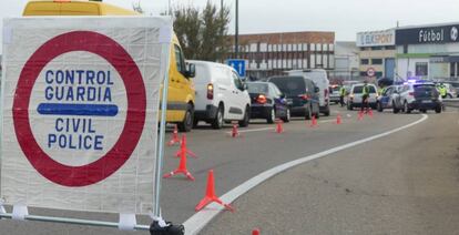 Control de la Guardia Civil para comprobar que se respeta el confinamiento perimetral de Zaragoza