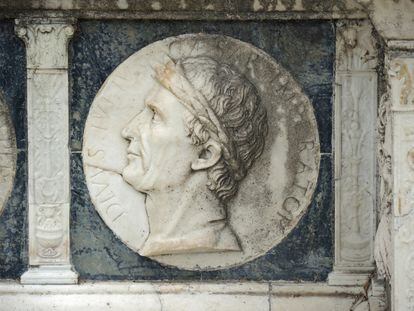 Retrato de Julio César, en el bajorrelieve que representa a los emperadores en la cartuja de Certosa de Pavia (Italia).