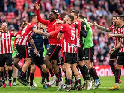 Iñaki Williams es felicitado por sus compañeros tras el partido de LaLiga entre Athletic de Bilbao y Real Sociedad, este sábado en San Mamés.