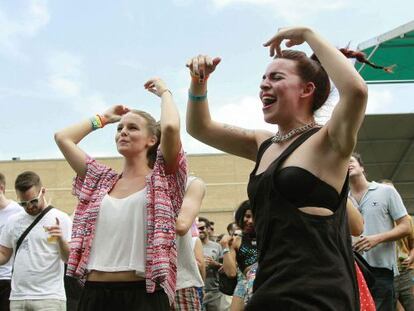 Varios asistentes disfrutan de la actuación del Dj Stwo, durante la jornada de clausura del festival de música Sónar en Barcelona.