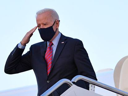 El presidente de EE UU, Joe Biden, en la puerta del Air Force One.