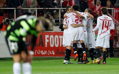 El Sevilla hace una piña tras el gol de Rakitic