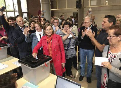 La presidenta del Parlament, Carme Forcadell, emite en Sabadell su voto en el referéndum ilegal.