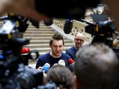 El activista austriaco Max Schrems se dirige a los medios tras defender su demanda contra Facebook. 
