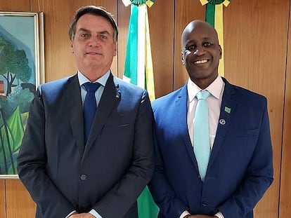 Camargo, director de la Fundación Palmares, junto al presidente Bolsonaro en una imagen que difundió en su cuenta de Twitter.