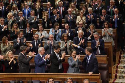 Feijoó recibe el aplauso de su bancada tras la réplica al discurso de investidura de Pedro Sánchez.  