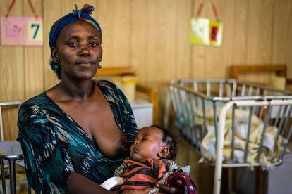 Ayan, de 39 años, es madre de seis niños. Tuvo que caminar durante más de seis horas desde su aldea hasta llegar al hospital cuando dos de sus hijos entraron en estado crítico por la falta de alimentos. “No tenía leche para darles. Tampoco comida. No puedes entender lo que siente una madre cuando ve a sus hijos tan enfermos".