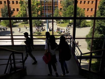 Alumnos dentro del campus de la Universidad Rey Juan Carlos en Madrid.