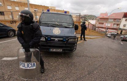 Los miembros de la célula en Melilla estaban siendo vigilados desde hacía meses. En la imagen, agentes de la policía vigila una de las calles de Melilla durante las detenciones.