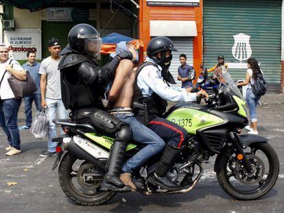 Policías detienen a un manifestante en San Cristóbal en marzo