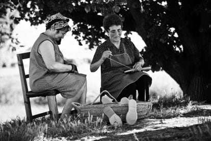 Dos alpargateras murcianas, guardianas de una tradición artesanal centenaria, cosen a mano las alpargatas de la firma Abarca. 