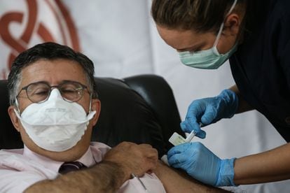 Un voluntario recibía la vacuna de la estadounidense Pfizer y la alemana BioNTech en Ankara en octubre. 