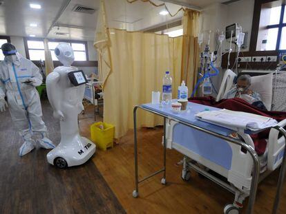 Un robot ayuda a atender a un paciente en la UCI de un hospital de la
 India.