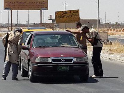 Milicianos del Estado isl&aacute;mico, el jueves en un puesto de control a las afueras de Erbil, al norte de Irak. 
