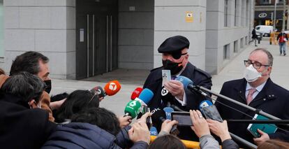 El ex comisario José Manuel Villarejo atiende a los medios a su salida de la Audiencia Nacional.