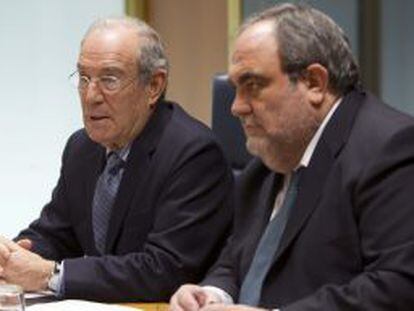 El &#039;exlehendakari&#039; Carlos Garaikoetxea (izquierda), con el presidente de la comisi&oacute;n de duplicidades, Mikel Unzalu.