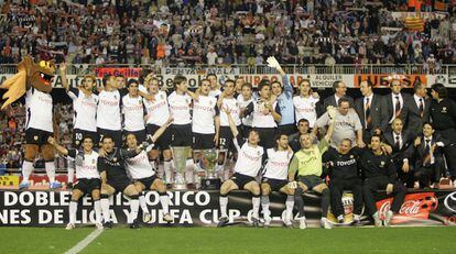 La plantilla del Valencia CF celebra el doblete (Liga y Copa de la UEFA) de la temporada 2003/04.