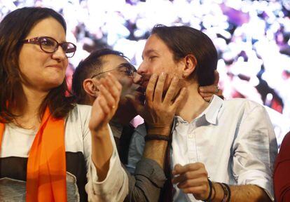 Juan Carlos Monedero (i) felicita a Pablo Iglesias durante el mitin de final de campaña, celebrado en Valencia.