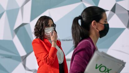 La entonces candidata del PP a la Presidencia de la Comunidad de Madrid, Isabel Díaz Ayuso (i); y la candidata de Vox a la Presidencia de la Comunidad de Madrid, Rocío Monasterio, salen tras el primer debate electoral previo a los comicios a la Asamblea de Madrid, en Telemadrid, a 21 de abril de 2021, en Madrid.