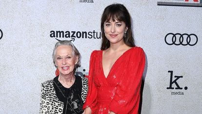 Dakota Johson, a la derecha, junto a su abuela, la actriz Tippi Hedren, en 2018.