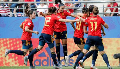 Las jugadoras de la selección española celebran el primer gol marcado al equipo estadounidense.
