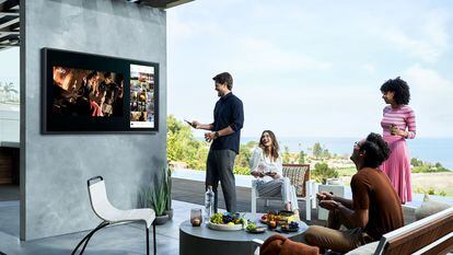 El televisor ha cambiado y se ha transformado en Smart TV, aunando todas las opciones de ocio en un único lugar. Samsung ha añadido a sus modelos, además, reconocimiento de voz y otras funcionalidades.