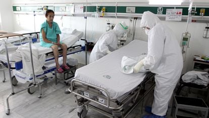 Una persona es atendida en un hospital del IMSS durante la emergencia sanitaria de la covid-19, en mayo del 2023.