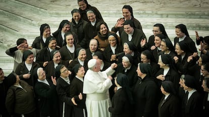 El papa Francisco saluda a un grupo de monjas en una audiencia en el Vaticano el pasado 15 de enero.