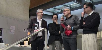 Antonio Altarrina, en el centro, este jueves en el acto de entrega del premio en Angulema.