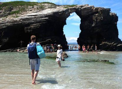 Turistas en la playa de As Catedrais, en Lugo.