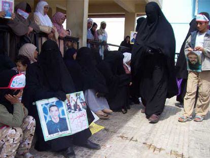 Hijos de presos islamistas se manifiestan con sus madres en mayo ante la prisión de Oukacha, en Casablanca.