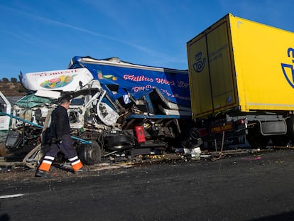 Camiones accidentados tras chocar frontalmente en la N-122 en Golmayo (Soria), este sábado.