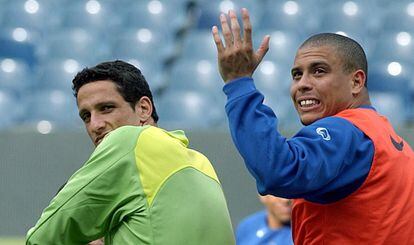 Belletti, junto a Ronaldo, en una concentración con Brasil.