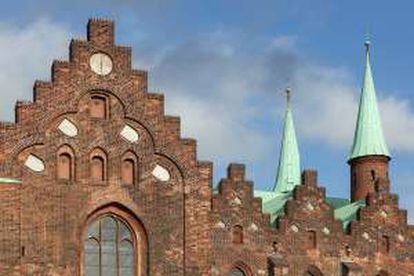 La catedral de Aarhus, del siglo XIV, guarda en su interior un retablo de Bernt Notke de 12 metros de alto.