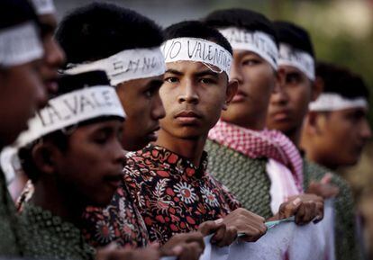 Estudiantes islámicos protestan en contra de la celebración del día de San Valentín en Banda Aceh (Indonesia).
