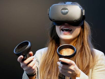 Una mujer prueba unas gafas de realidad virtual Oculus Quest, marca perteneciente a Meta.