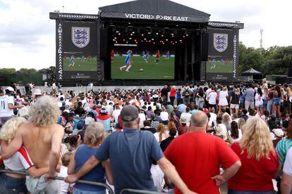 Aficionados ingleses siguen la retransmisión del partido en Victoria Park, en Londres, este domingo. 