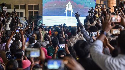Celebración del alunizaje de la misión Chandrayaan-3 en el polo sur de la Luna, en el centro tecnológico Tamil Nadu, de Chennai (India).