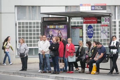 Diverses persones esperen l'autobús.