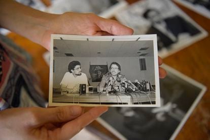Cristián Tinoco shows a photo of his father Víctor Hugo with Daniel Ortega. 