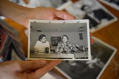 Cristián Tinoco muestra una foto de su padre Víctor Hugo con Daniel Ortega. 