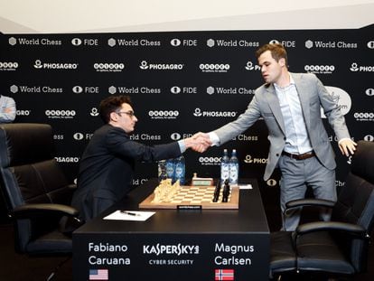Magnus Carlsen saluda a Fabiano Caruana cuando llega al escenario para disputar la octava partida