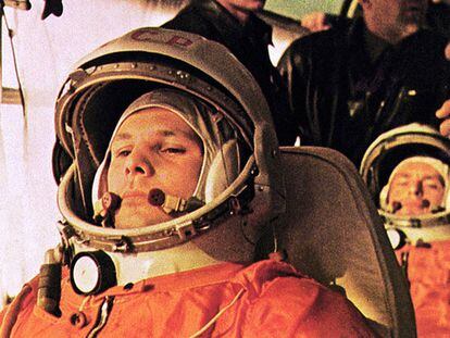 Yuri Gagarin, a punto para subir al cohete que le llevará al primer vuelo espacial. Detrás, Titov, preparado para sustituirle en caso de cualquier eventualidad.