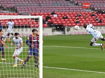 Diakhaby cabecea de forma acrobática para marcar el primer gol del Valencia, ayer en el Camp Nou. / ALBERT GEA (REUTERS)