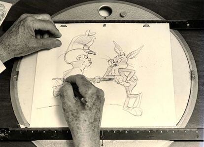 Una imagen de la exposici&oacute;n neoyorquina de Chuck Jones, en la que se ve c&oacute;mo dibuja a Elmer y a Bugs Bunny. 