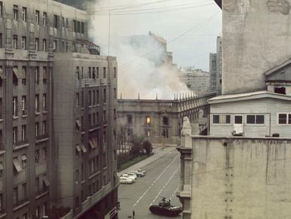 El palacio presidencial de La Moneda durante el bombardeo de las tropas de Pinochet, el 11 de septiembre de 1973.